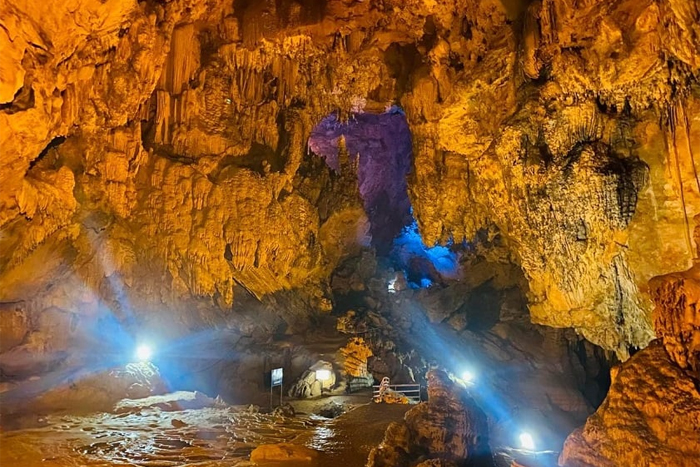 La beauté de la grotte de Nguom Ngao