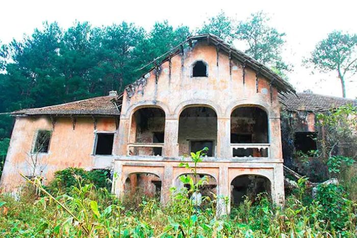 Vestiges coloniaux fran&ccedil;ais au c&oelig;ur des montagnes de Phia Oac