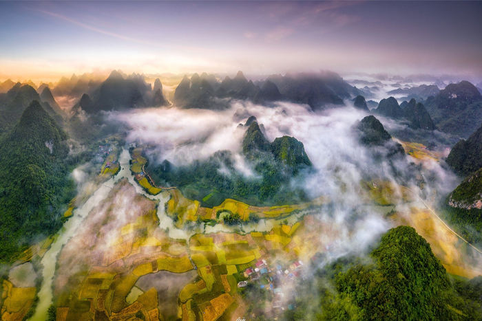 Vue d'en haut de la vallée de Phong Nam