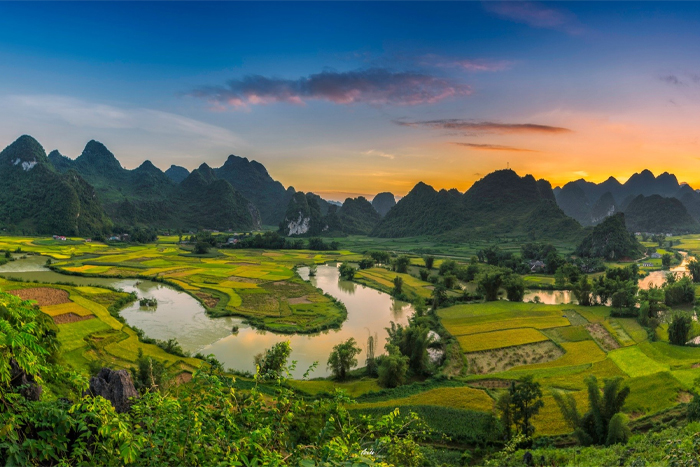 Prendre des photos de la beauté de la vallée de Phong Nam