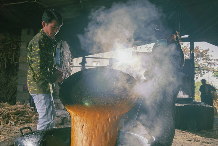 Le processus de fabrication du "đường phên" dans le village de Bó Tờ