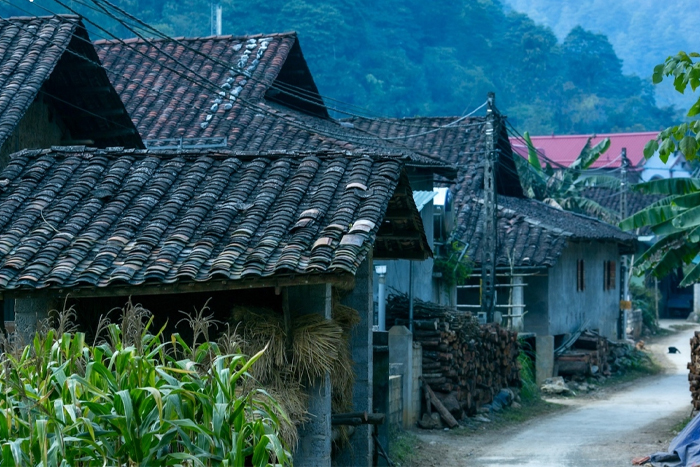 Lung Ri , "làng nghề làm ngói âm dương"