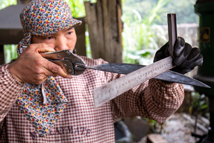 Artisans au village de forge de Pac Rang