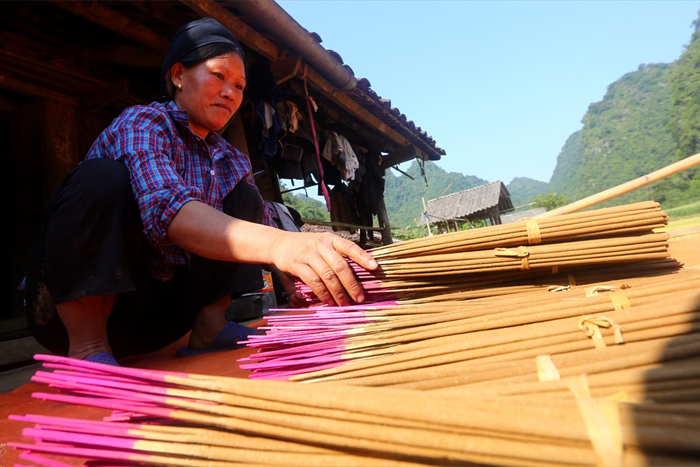 Processus de fabrication d'encens local à Phia Thap