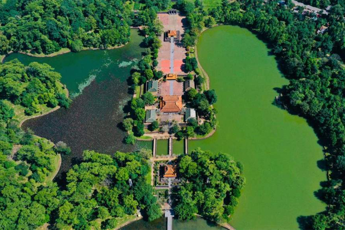 Découvrir les tombeaux royaux à Hué