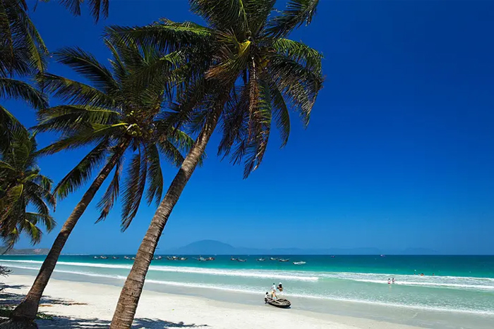 Eaux cristallines et sable doré du littoral central du Vietnam en décembre