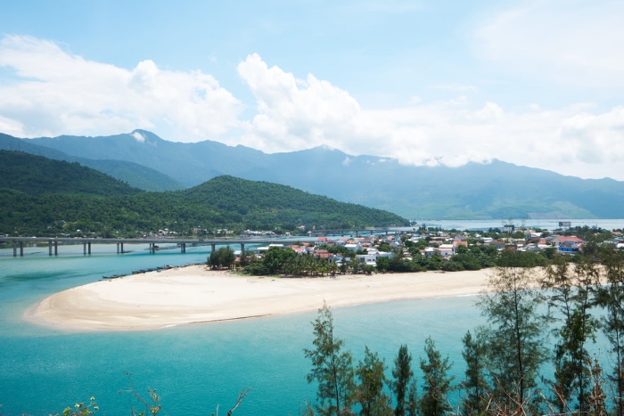 Circuit Vietnam Cambodge : Un moment de détente à la plage de Lang Co