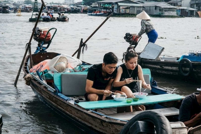 Voyage combiné Vietnam Cambodge : Repas au marché flottant de Cai Rang 