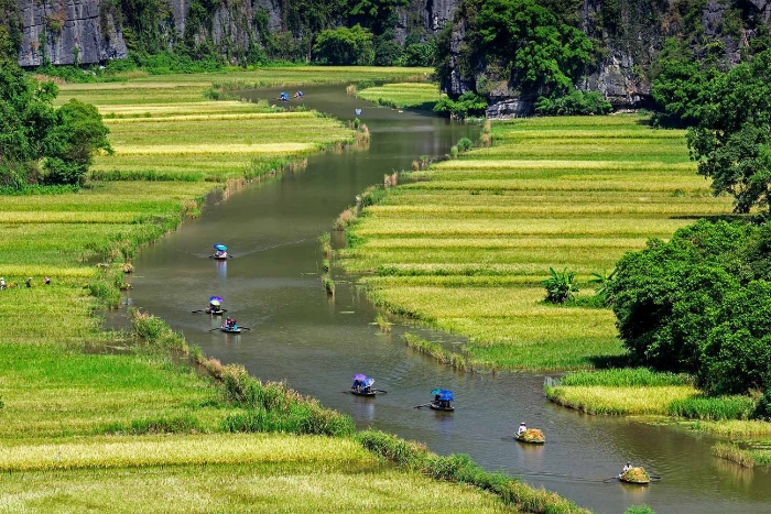 Une excursion en barque sur la rivière Ngo Dong dans le voyage combiné Vietnam Cambodge