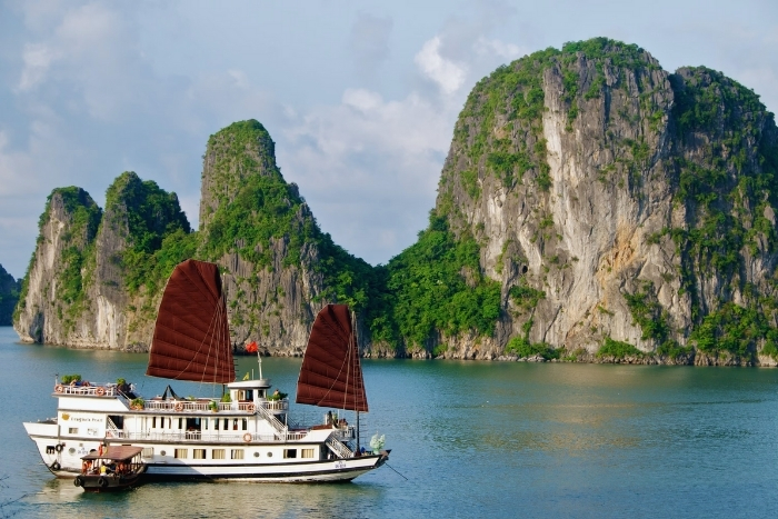 Faire une croisière sur la baie d'Halong