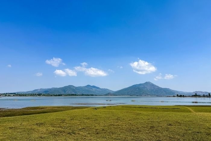 Pleiku s&eacute;duit par ses lacs, ses plantations et ses collines verdoyantes