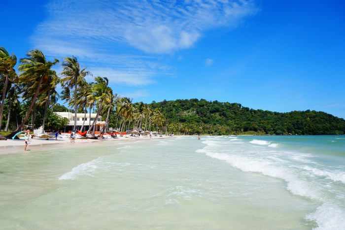 Détente sur la célèbre plage de Bai Sao aux derniers jours d'une semaine au sud Vietnam