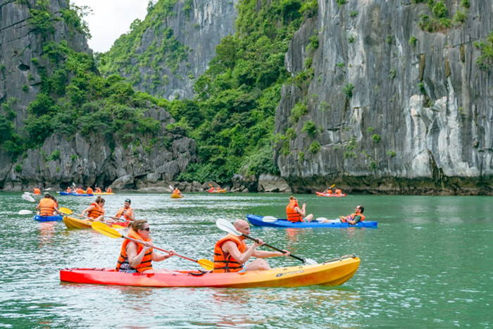 Le kayak offre une expérience mémorable pour les passionnés de sports aquatiques