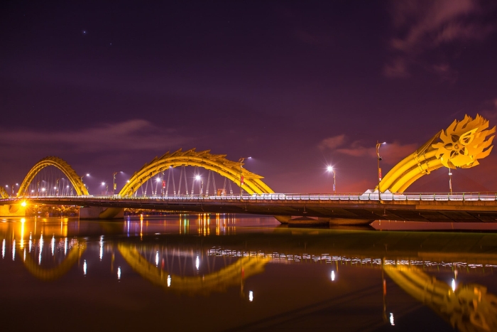 Pont du Dragon au nuit à Da Nang, Centre Vietnam 2 semaines