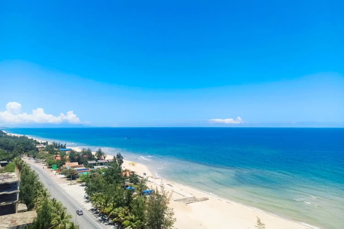 Plage de Nhat Le à Dong Hoi aux derniers jours de l'itinéraire de 2 semaines au centre Vietnam