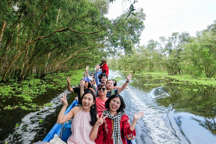 La découverte de la forêt de cajeputiers de Tra Su dans l'itinéraire de 14 jours au sud Vietnam