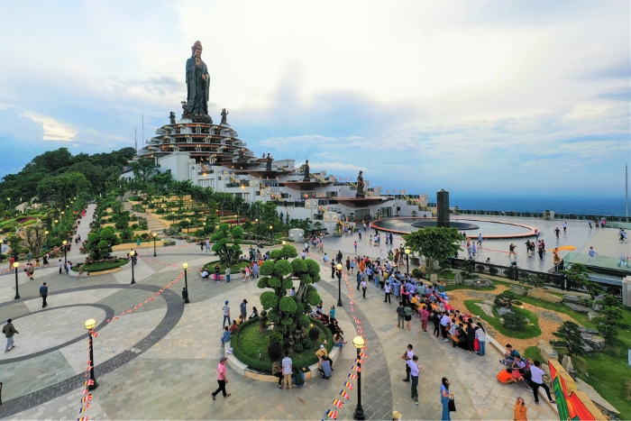 Ascension de la montagne Ba Den est un expérience incontournable à Tay Ninh en 14 jours au sud Vietnam