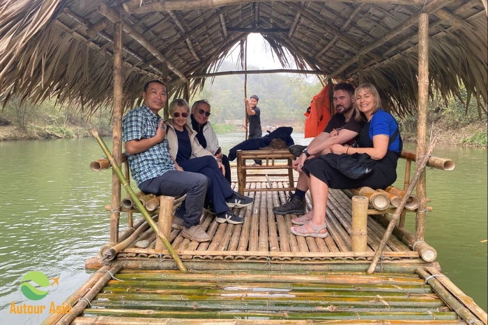 Admirez la beauté du nord Vietnam en sampan