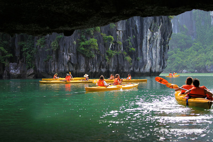 Faire du kayak sur la baie d'Ha Long – Une expérience passionnante à ne pas manquer.