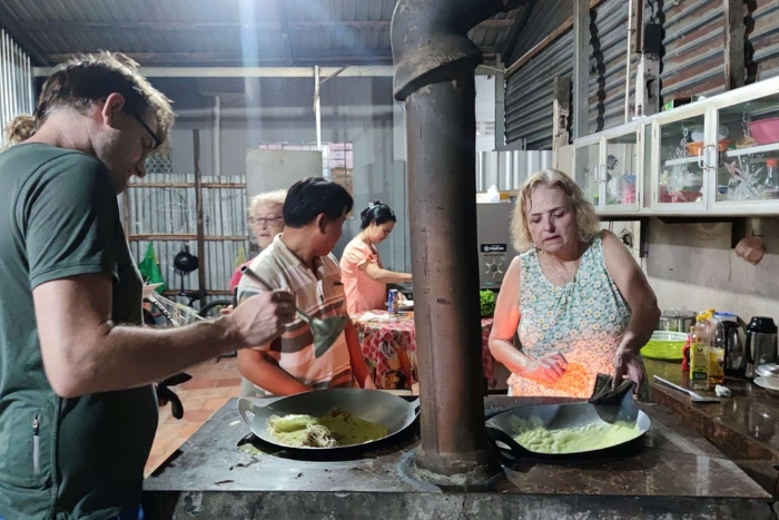 Faire le bánh xèo au Delta du Mékong