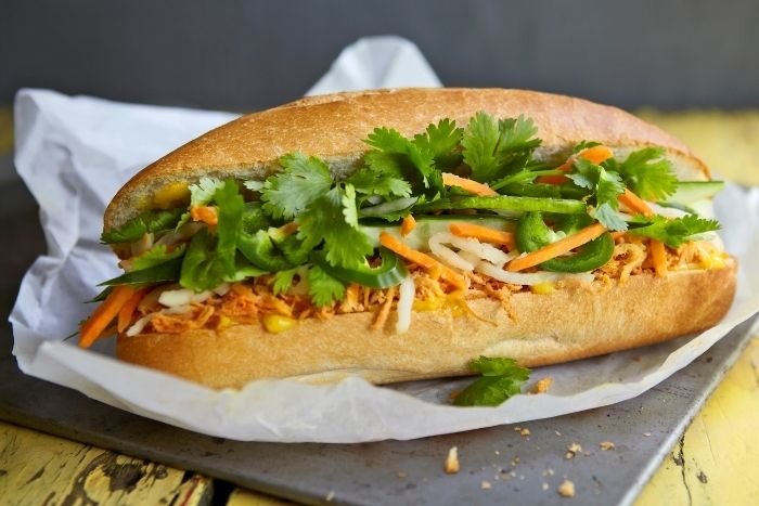 Le banh mi, l'une des sp&eacute;cialit&eacute;s de street food les plus populaires au Vietnam
