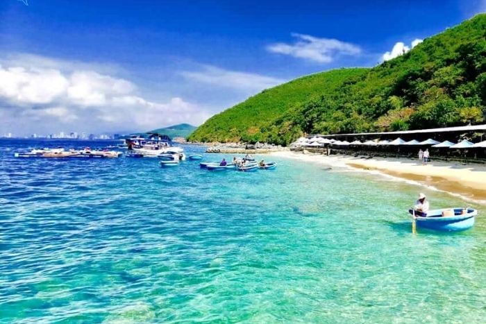 Bai Tranh, une plage paradisiaque nichée entre deux collines verdoyantes