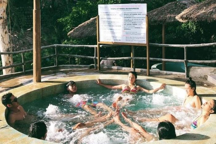 Plonger dans un bain de boue chaude à Thap Ba Spa