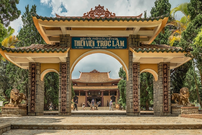 Moment de tranquillité au monastère Zen Truc Lam à Da Lat dans voyage Da Lat 3 jours en famille