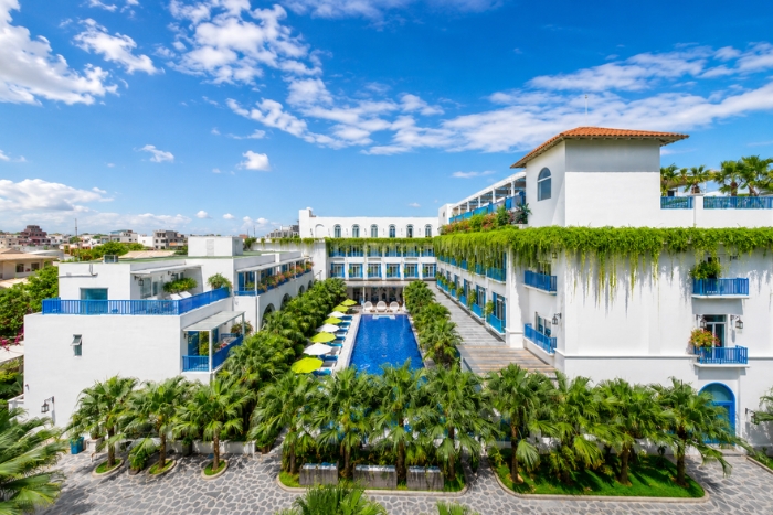 Plonger dans l&rsquo;univers bleu et blanc du Risemount Premier Resort Da Nang