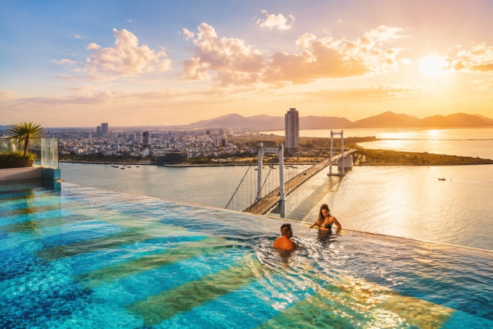 Savourer un moment d&rsquo;exception dans la piscine &agrave; d&eacute;bordement du Wyndham Danang Golden Bay Hotel