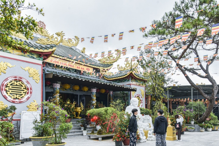 Moment de sérénité à la pagode Linh Ứng lors de 1 journée à Ba Na Hills