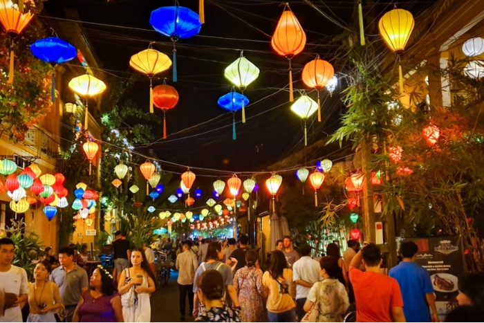 Ambiance magique des ruelles de Hoi An illuminées