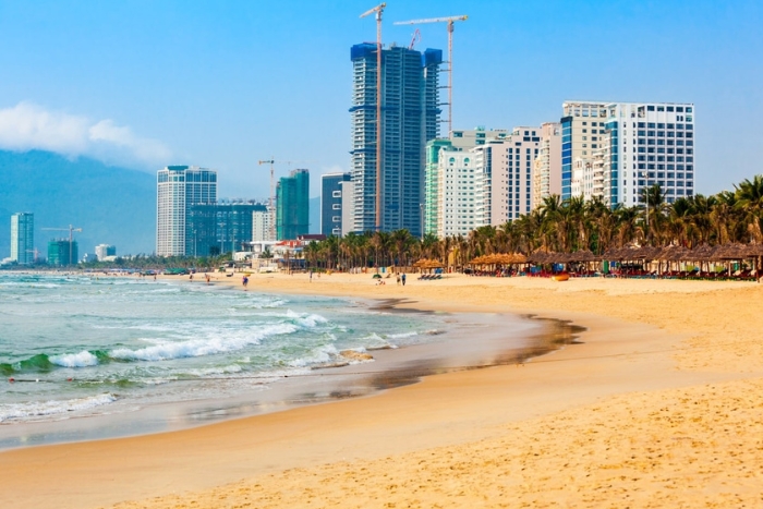 Calme et horizon infini sur la plage de Da Nang