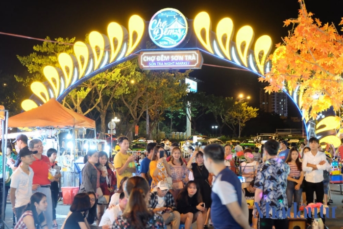 Une expérience animée au marché de nuit à Da Nang pendant un circuit de 3 jours à Da Nang Hoi An
