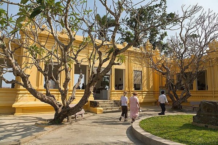Paysage paisible devant le musée de la sculpture Cham à Da Nang