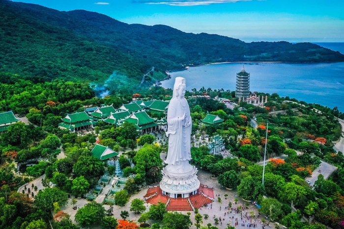 La statue de Lady Bouddha au temple Linh Ung