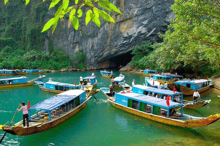 Un tour en bateau sur la rivière pour découvrir la grotte de Phong Nha