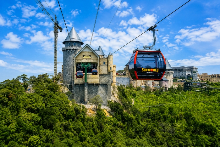 S&rsquo;&eacute;merveiller devant les paysages de Ba Na Hills depuis le t&eacute;l&eacute;ph&eacute;rique