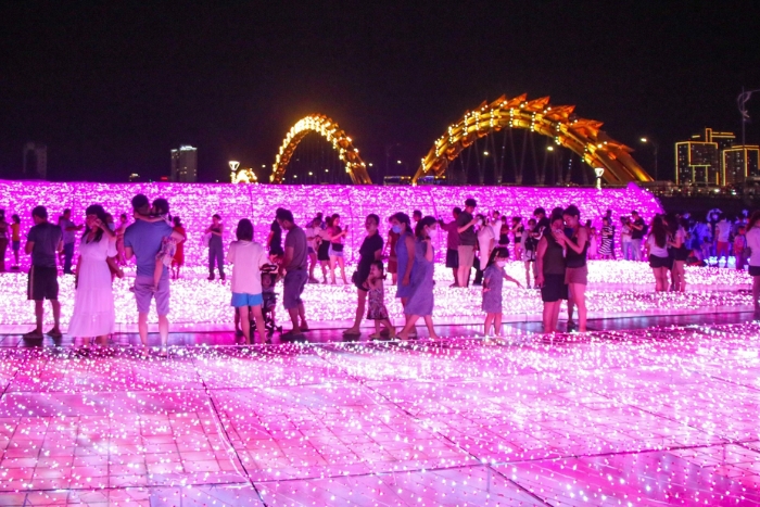 Un espace illuminé sur la rive ouest du fleuve Hàn, près du pont du Dragon – Da Nang