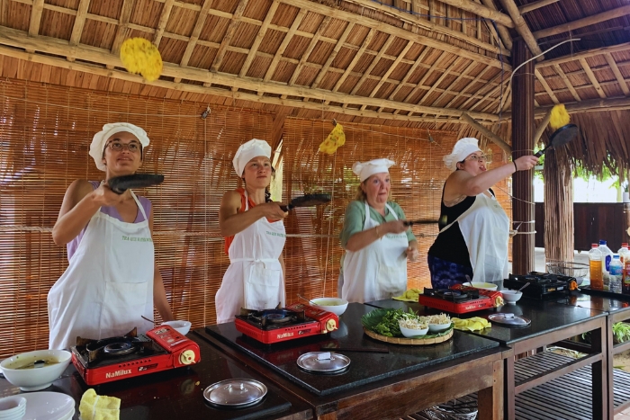 Participer à la préparation de bánh xèo lors d’un cours de cuisine à Da Nang