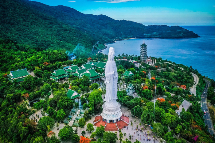 La statue de la Dame Bouddha à la pagode de Linh Ung 