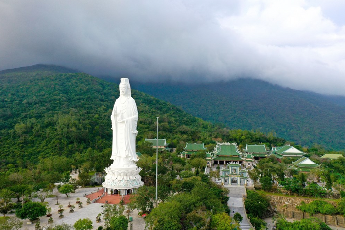 La statue de la Dame Bouddha de Da Nang 