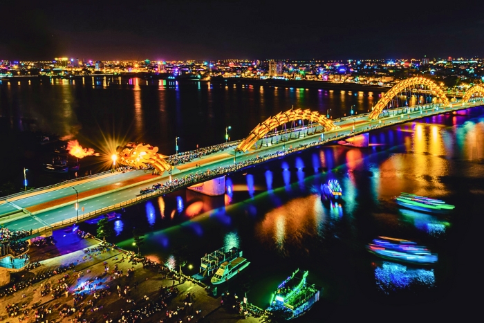 Spectacle nocturne du pont du Dragon sur la rivière