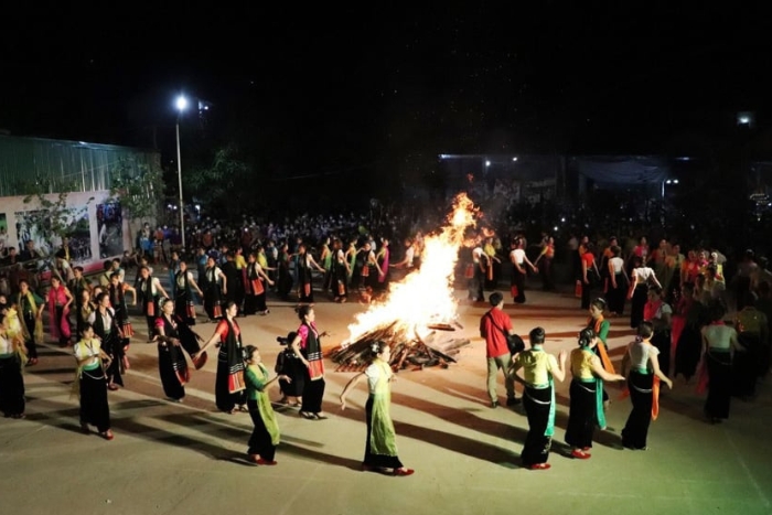 Découverte culturelle à Dien Bien – partager la danse Xòe avec la communauté thaï