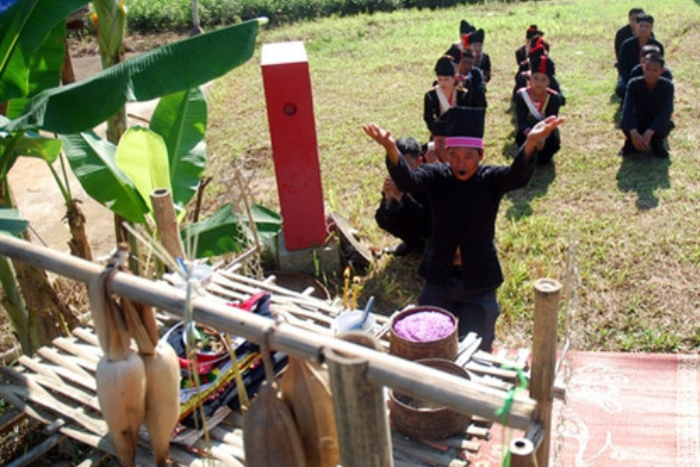 Le chaman accomplit les rituels sacr&eacute;s lors de la f&ecirc;te de la pluie &agrave; Dien Bien
