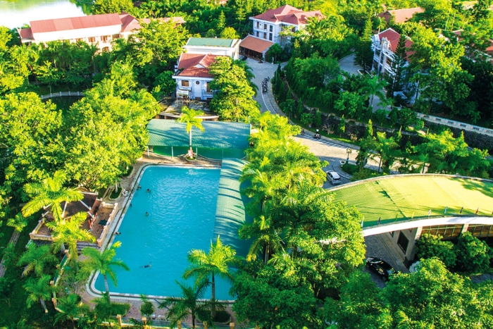 Situ&eacute; &agrave; 4 km &agrave; l'ouest du centre-ville de Dien Bien Phu, le Him Lam Resort est le premier et le seul complexe h&ocirc;telier de la province de Dien Bien