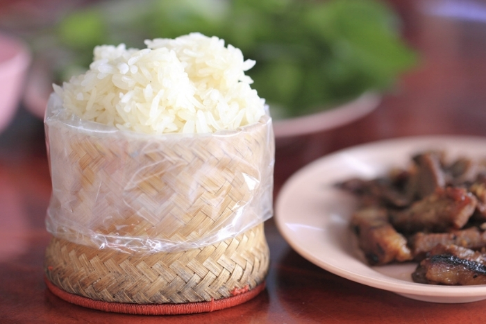 Le riz gluant (appelé « khao niao ») est l’aliment de base de tous les repas au Laos