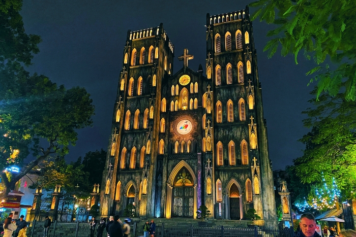 La Cathédrale Saint-Joseph étincelante dans la nuit