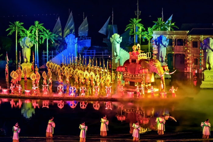 Spectacle grandiose au cœur de Hoi An la nuit