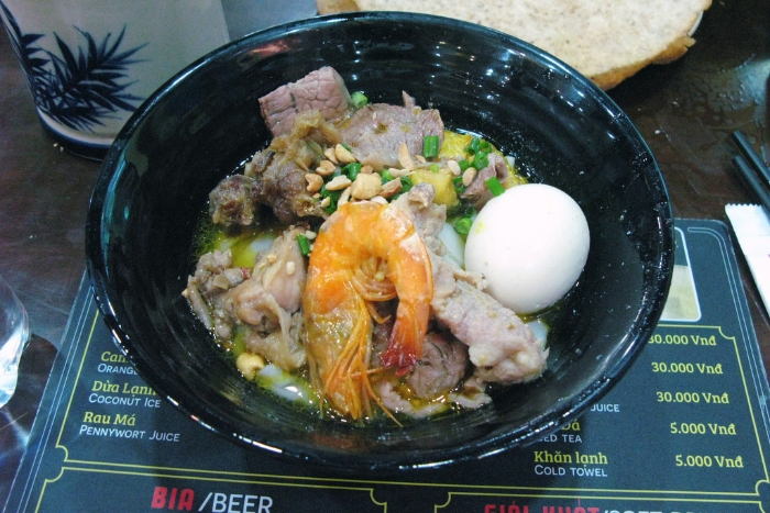 Savoureux bol de Mi Quang aux crevettes